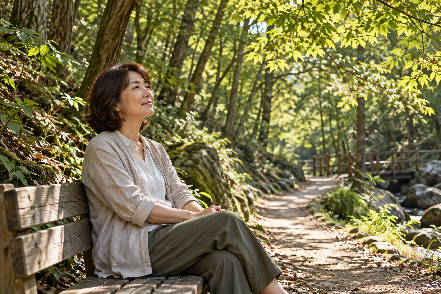 숲속 벤치에서 햇살과 자연을 바라보며 쉬는 중년 여성 — AI 생성 이미지